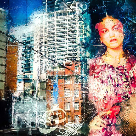 À partir de mes propres photographies, que j'ai ensuite réinterprétées par la peinture, les graffitis et les jeux de matières, je compose une œuvre où la féminité rencontre l'effervescence urbaine. Les lignes verticales des gratte-ciel, les superpositions et les contrastes de couleurs traduisent le mouvement incessant et la force créative qui caractérisent cette métropole emblématique.