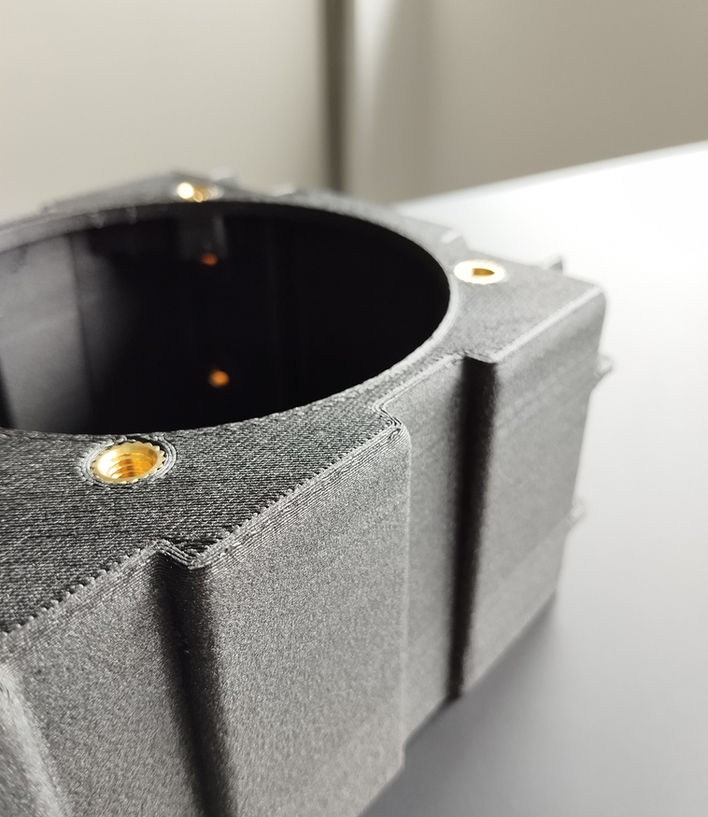 Impression 3D nylon renforcé de fibres de carbone, PA-CF, avec inserts laiton.
Fabriqué dans les Vosges