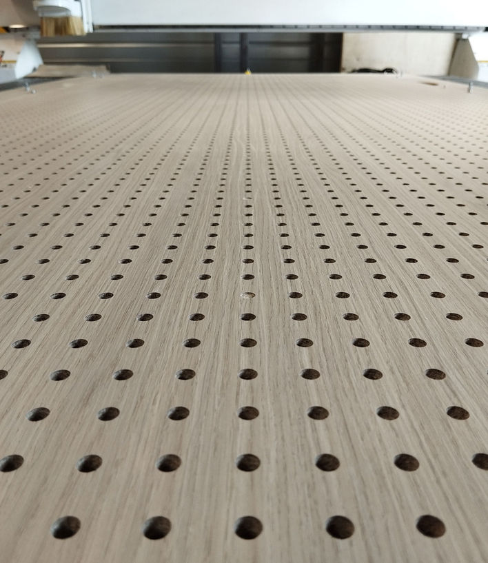 Usinage CNC, usinage bois, panneau mélaminé, plafond acoustique