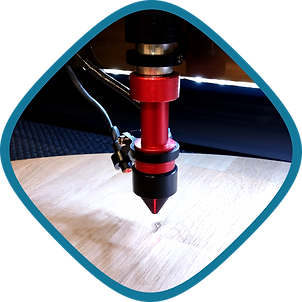 Découpe et gravure laser d'une forme en série pour un industriel