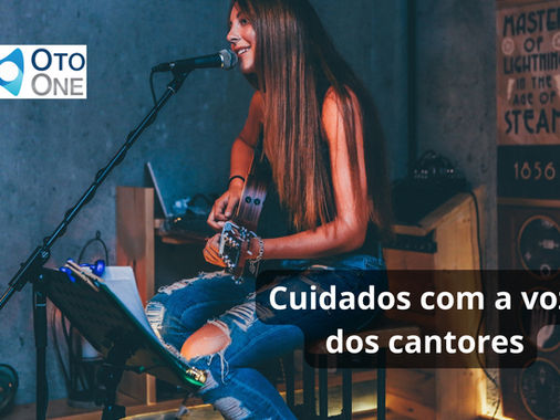 Voz cantada: . Importância da voz para o cantor A voz é o principal instrumento de trabalho do cantor profissional. Preservar a saúde vocal é fundamental para a longevidade da carreira artística. 2. Papel do otorrinolaringologista Atua na prevenção, diagnóstico e tratamento de alterações vocais. Realiza exames específicos como videolaringoscopia e estroboscopia. Trabalha em parceria com fonoaudiólogos, professores de canto e terapeutas vocais. 3. Doenças vocais comuns em cantores Nódulos vocais: lesões benignas relacionadas ao uso excessivo ou inadequado da voz. Pólipos: lesões unilaterais, geralmente relacionadas a episódios agudos de esforço vocal. Hemorragias nas pregas vocais: urgência médica que pode comprometer a voz de forma irreversível se não tratada rapidamente. Laringites recorrentes: inflamações que podem ser infecciosas ou decorrentes de uso excessivo da voz. 4. Diagnóstico precoce Avaliações regulares são recomendadas, mesmo na ausência de sintomas. O