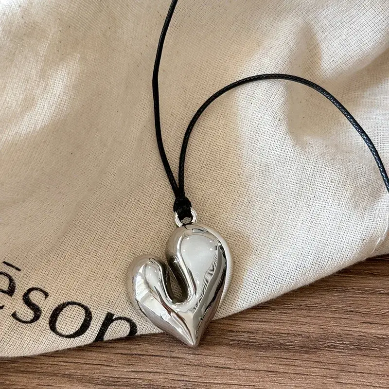 Thumbnail: Scarlet Heart Necklace