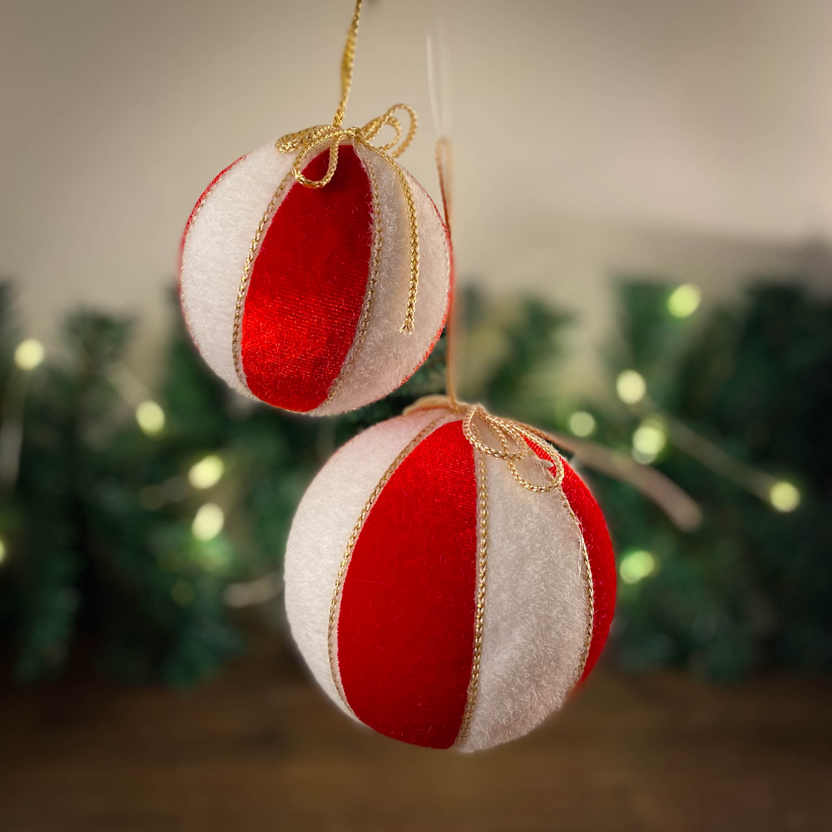 Bola aveludada branca e vermelha