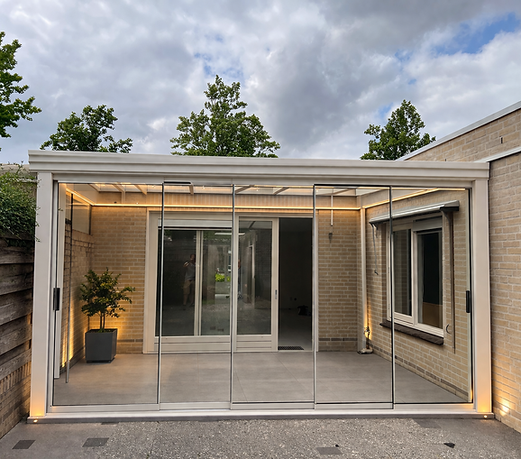 Moderne glazen veranda met tuinzicht 2.png