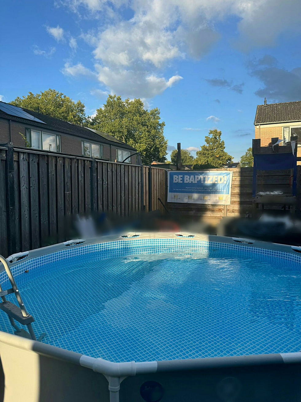 Licht begon te schijnen precies op de zwembad