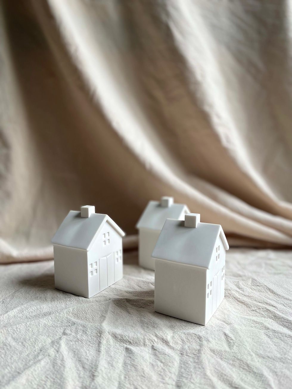 Deko-Häuschen in weiß seitlicher Blick