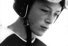image noire et blanc d'un jeune skieur portant un casque. Il regarde vers le bas