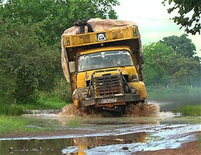 Image d'un camion embourbé dans une rivière