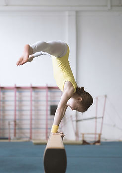 Pratica della ragazza di ginnastica