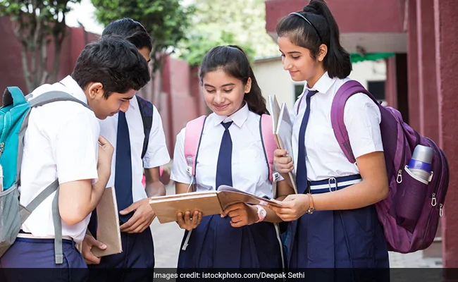 rs1ug9ag_school-students-_625x300_17_February_20.webp