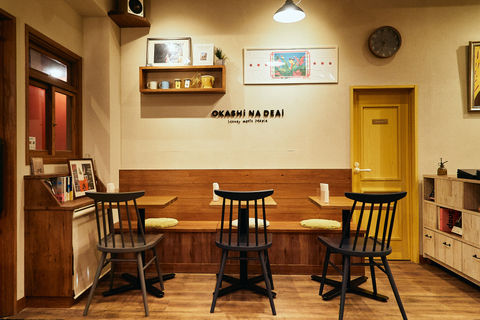 めしとかし内観 2名席が3列並んでいる