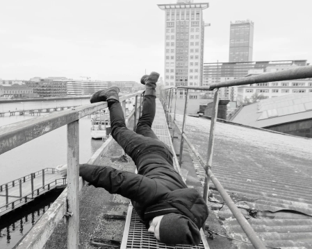 PERFORMANCE: Una camminata urbana tra modernismo e brutalismo
