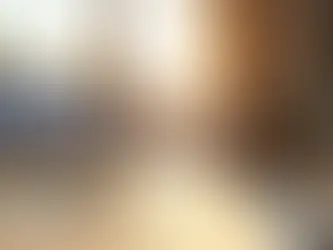 Conta de luz destacando economia em frente a janela com painéis solares ao fundo