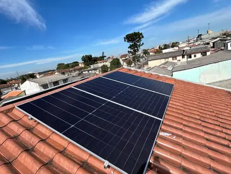 Técnico verificando painel solar em telhado com ferramentas de manutenção 