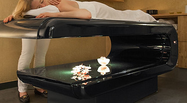 Tavolo Hammam Square Noire in marmo nero con straordinarie venature bianche – eleganza scultorea per rituali hammam di lusso.