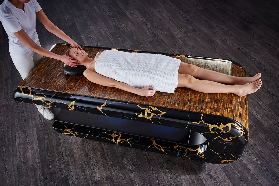 SQUARE Hammam Ritual Table: Gesichtspflege auf beheizter Massageliege aus Tiger Eyes