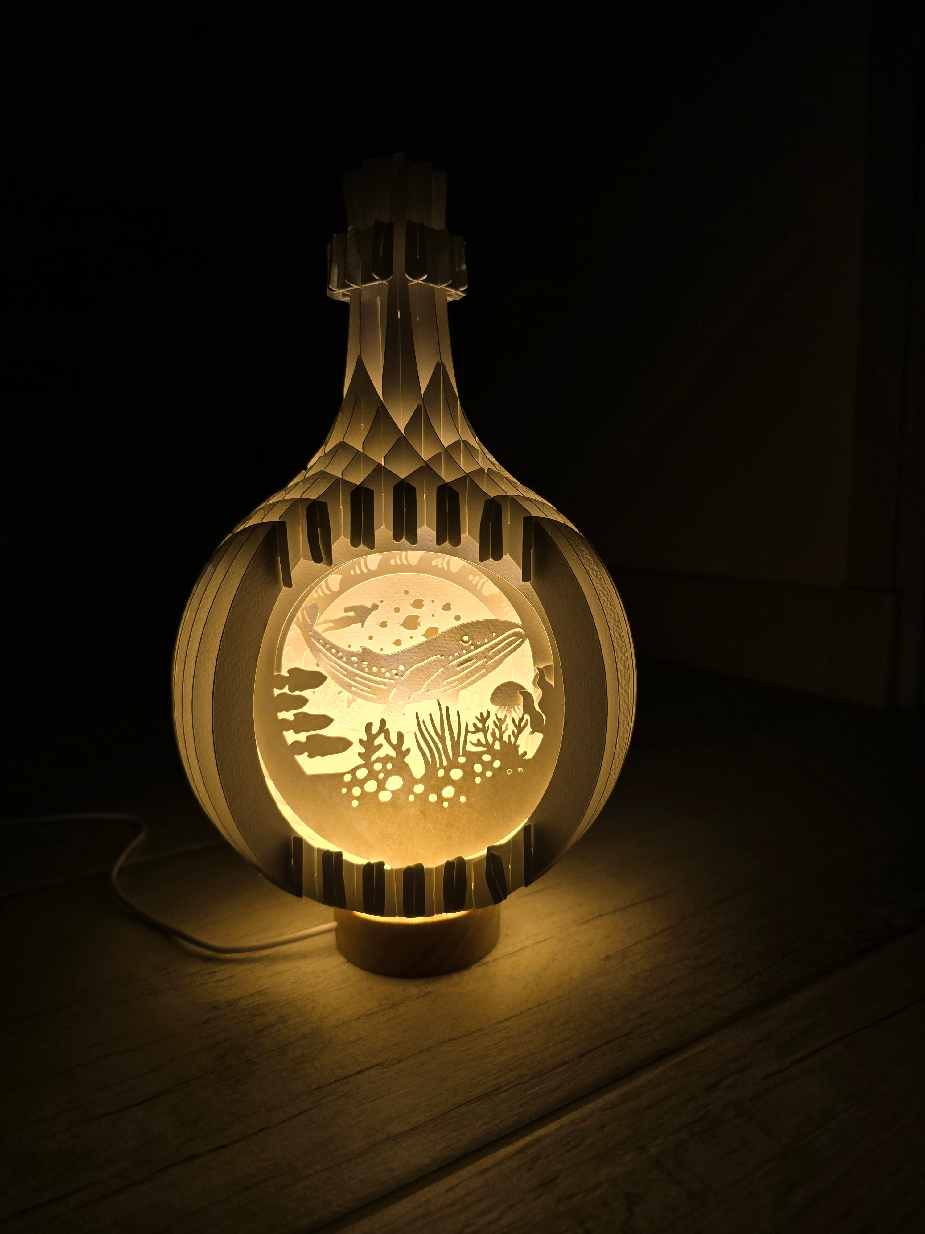 Lampe bouteille baleine
