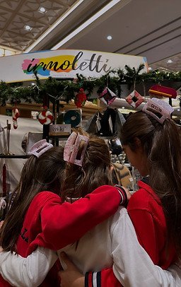 irmoletti stand'ında üç kız kardeş