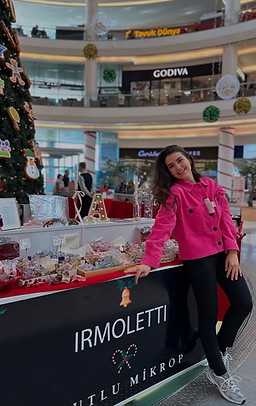 IRMOLETTİ Mutlu Mikrof marka standında kadın