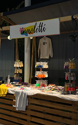 immoletti markalı renkli küpe ve sweatshirt standı