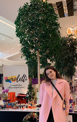Pembe palto giyen kadın, irmoletti standında