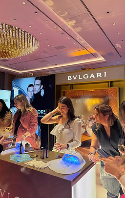 BVLGARI etkinliği: kadınlar yeni ürünlere bakıyor