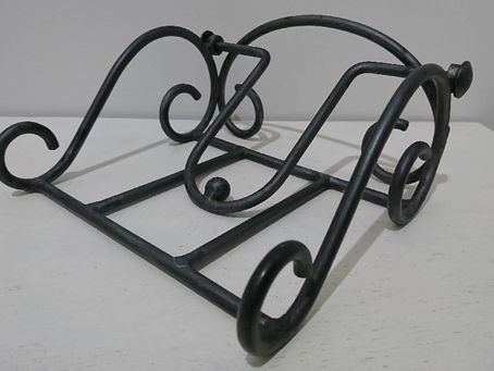 植木鉢置きになりそうな鉄製ナプキンホルダー