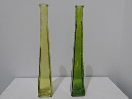 Colored glass vase（色付きガラスの花瓶）