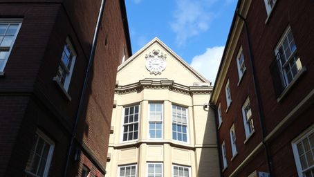 Brytyjska emerytura państwowa – ile trzeba pracować, jakie warunki trzeba spełnić, co się dzieje jeśli wrócisz do Polski oraz jak wygląda opodatkowanie i wysokość świadczenia.