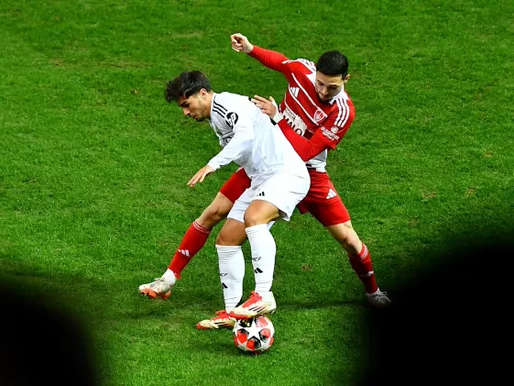 Rodrygo brilha, e Real Madrid avança nos playoffs da Champions