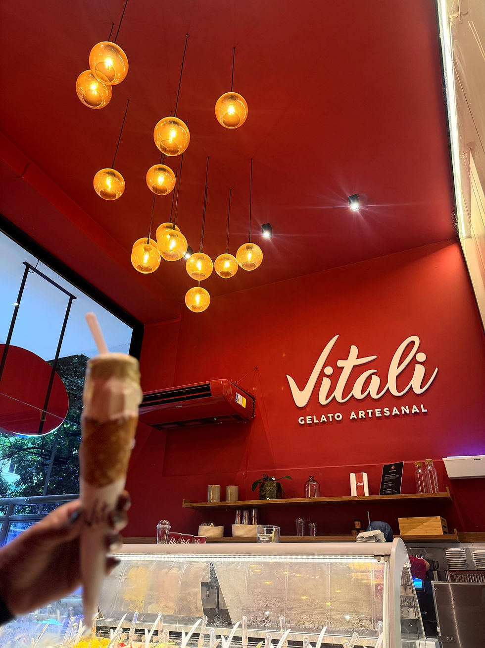 Luz que vende, acolhe e cuida: o papel da iluminação nos espaços comerciais