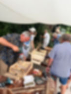 Geschäftiges Werkeln, um den Wildbienen ein artgerechtes Zuhause zu schaffen.