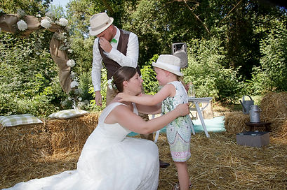 les mariés embrassent leur fille après son discours
