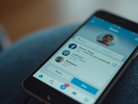 Une bague de fiançailles posée entre deux smartphones affichant des notifications, une bougie allumée et un carnet au texte inspirant.