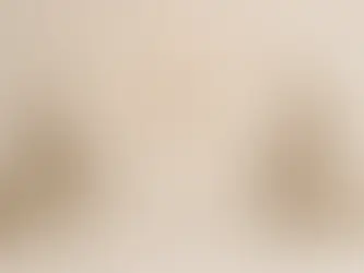 Deux mannequins sans visage assis face à face, un symbole de bulle de dialogue avec trois points au centre les sépare, suggérant une conversation.