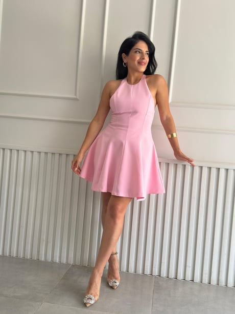 Halter Kesim Pembe Volanlı Elbise Model Üzerinden Görünümü