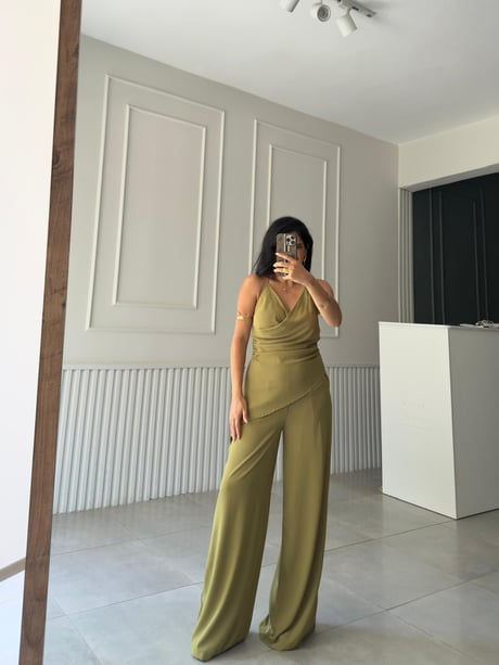 Kruvaze Bluz Detay Pantolon Takım Model Üzerinde Görünümü