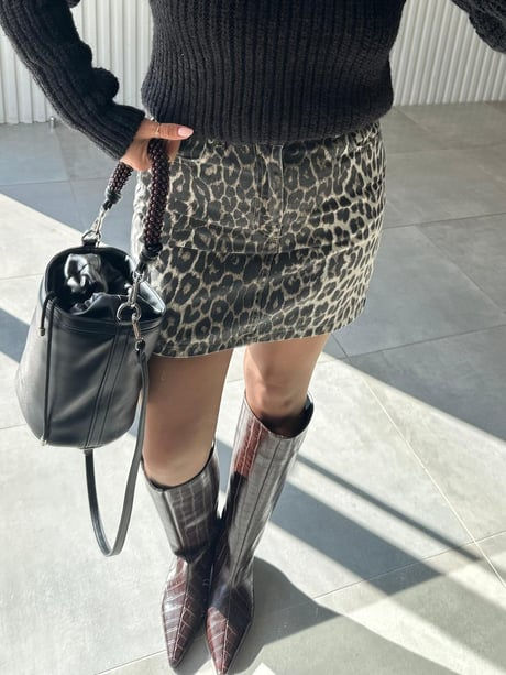 Leopar Desen Mini Etek Model Üzerinde Görünümü