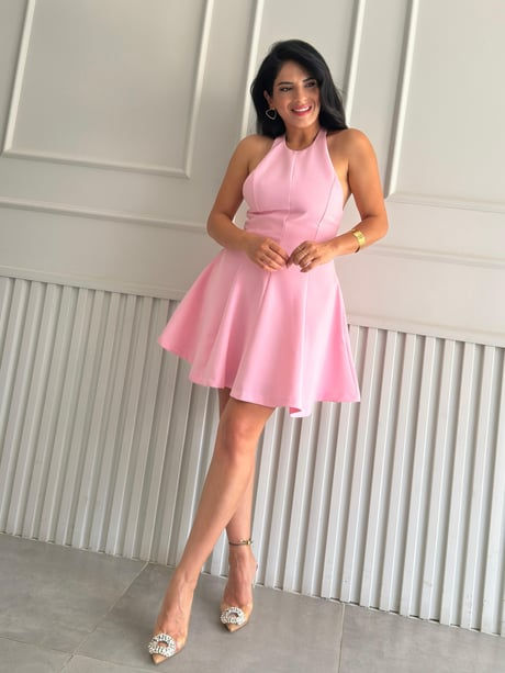 Halter Kesim Pembe Volanlı Elbise Model Üzerinden Görünümü