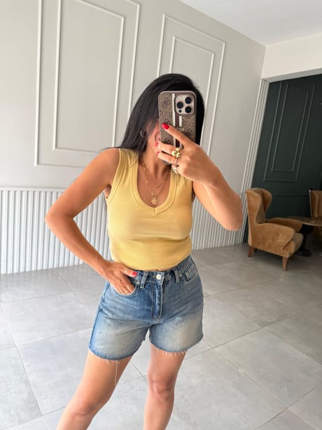 V Yaz Fitilli Z Bluz Model Üzerinde Görünümü