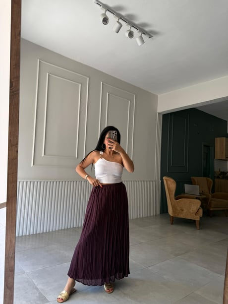 Beli Lastikli Pileli Etek Bordo Model Üzerinde Görünüümü