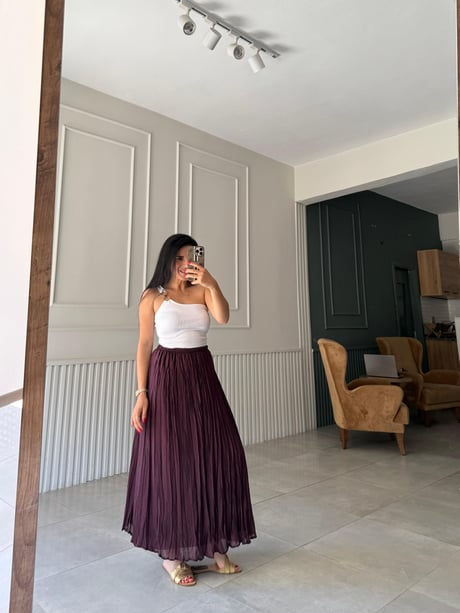 Beli Lastikli Pileli Etek Bordo Model Üzerinde Görünüümü
