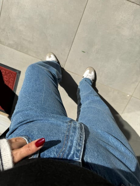 Kesik Paça Jean Pantolon Model Üstünde Görünümü