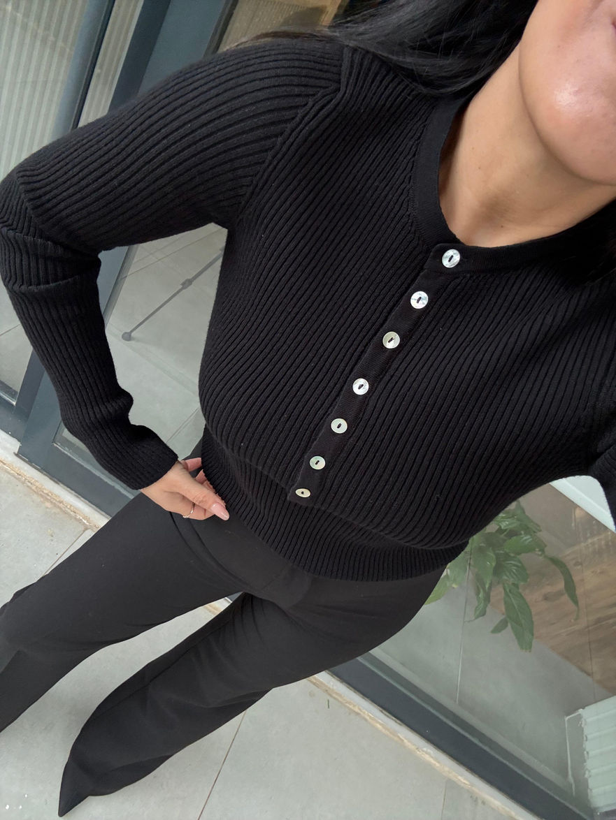 Fitilli Doku Düğme Detaylı Triko Model Üstünde Görünümü