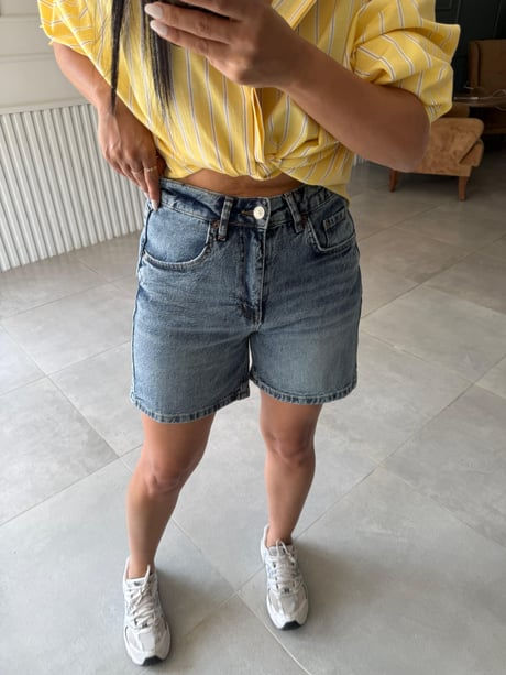 Marka Model Şehir Boy Jean Şort Model Üzerinde Görünümü