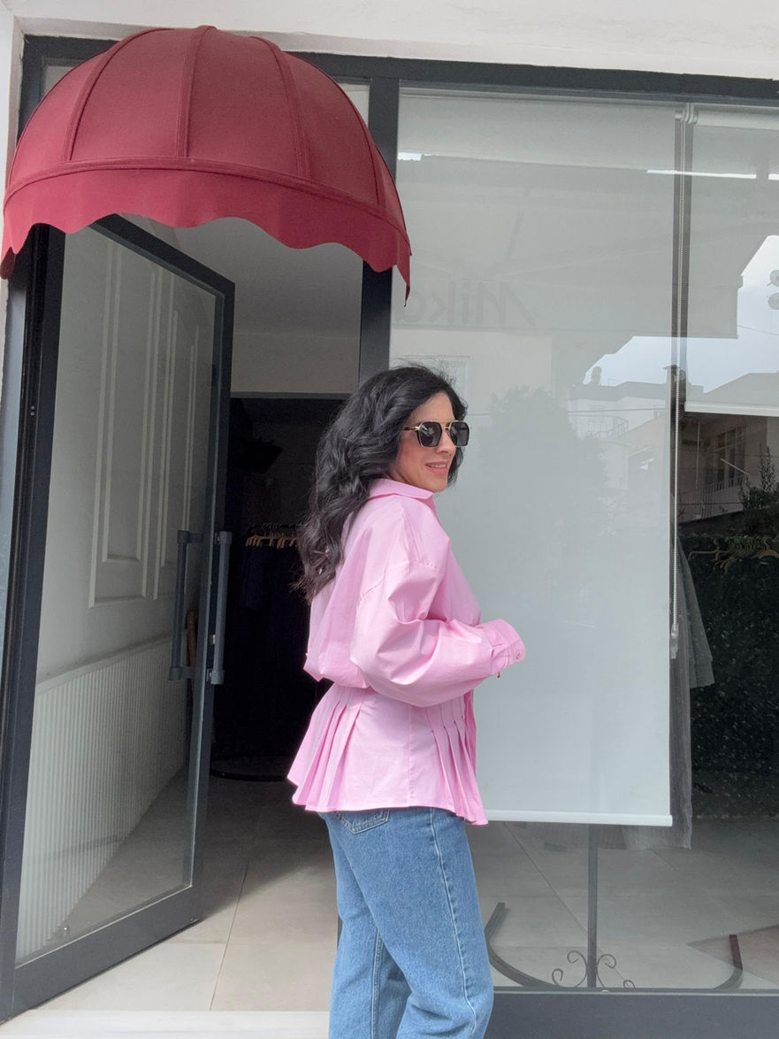 Pileli Pembe Gömlek Yandan Görünümü