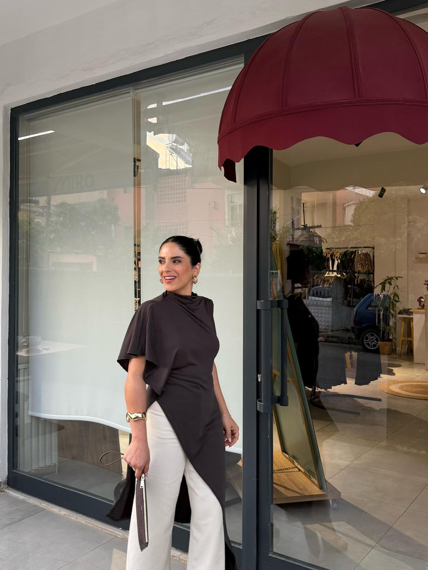 Asimetrik Detay Volanlı Bluz Model Üzerinde Görünümü