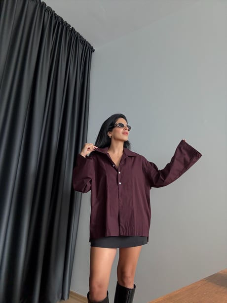 Bordo Renk Tasarim Gömlek Model Üzerinden Görünümü