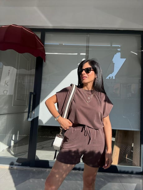 Oys Doku Haki Şortlu Takım Model Üzerinde Görünümü