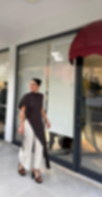 Asimetrik Detay Volanlı Bluz Model Üzerinde Görünümü